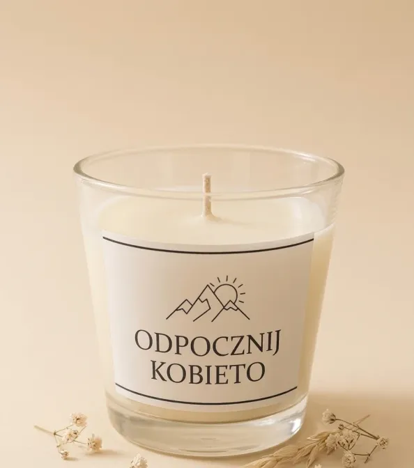 Biała świeczka z opisem "Odpocznij kobieto"